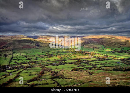 Großbritannien, Derbyshire, Peak District, Ansicht von Hollins Cross über das Tal von Edale zu Kinder Scout. Stockfoto