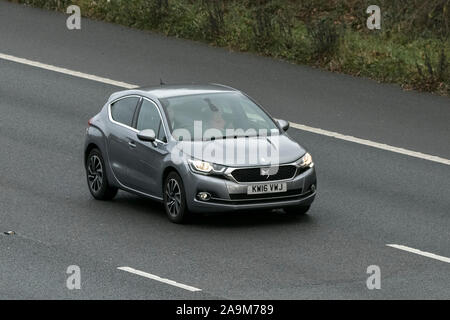 Citroen DS DS 4 Eleganz Bluehdi S/S; Großbritannien Verkehr, Transport, moderne Fahrzeuge, Limousinen, Fahrzeuge auf der 3 Spur M61 Autobahn Autobahn Stockfoto