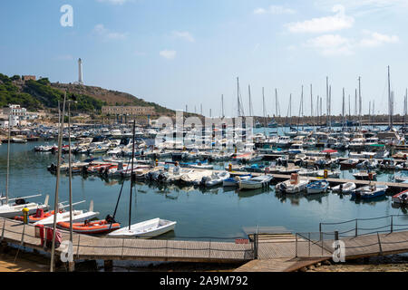 Boote im Yachthafen von Santa Maria di Leuca in Apulien (Puglia) im südlichen Italien Stockfoto