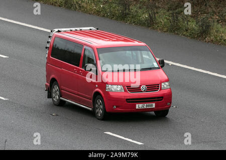 2004 roten Volkswagen Caravelle SE TDI 130; Großbritannien Verkehr, Transport, moderne Fahrzeuge, Limousinen, Fahrzeuge auf der 3 Spur M61 Autobahn Autobahn Stockfoto