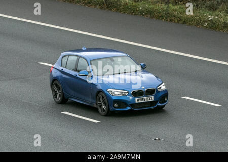 2018 blau BMW 118D M SPORT AUTO; Großbritannien Verkehr, Transport, moderne Fahrzeuge, Limousinen, Fahrzeuge auf der 3 Spur M61 Autobahn Autobahn Stockfoto