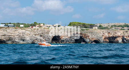 Klippen und Höhlen Blick vom Meer in Santa Maria di Leuca in Apulien (Puglia) im südlichen Italien Stockfoto