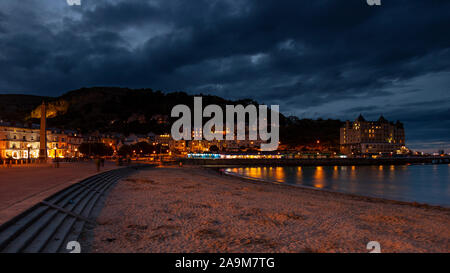 Llandudno North Shore Promenade in der Nacht an der Küste von Nordwales Stockfoto