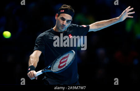 London, Großbritannien. 16. Nov 2019. Roger Federer gegen Stefanos Tsitsipas während in Aktion beim Semi-finale match Stefanos Tsitsipas gegen Roger Federer International Tennis - Nitto ATP World Tour Finals Tag 3 - Dienstag, 16. November 2019 - O2 Arena - London Credit: Aktion Foto Sport/Alamy leben Nachrichten Stockfoto