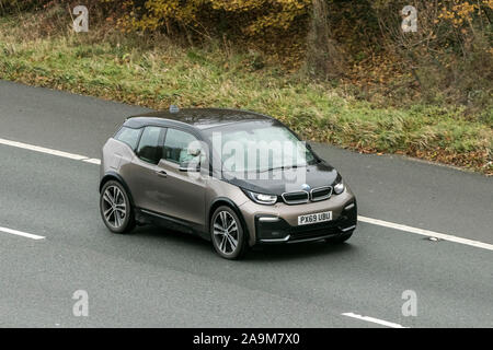 2019 beige BMW I3S Kleinwagen: Verkehr, Transport, moderne Fahrzeuge, Limousinen, Fahrzeuge auf der 3 Spur M61 Autobahn Autobahn Stockfoto