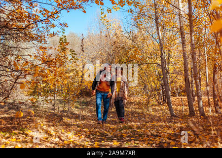 Herbst Aktivitäten. Senior Paar im Herbst Park. Älterer Mann und eine Frau umarmen und Chillen im Freien Stockfoto