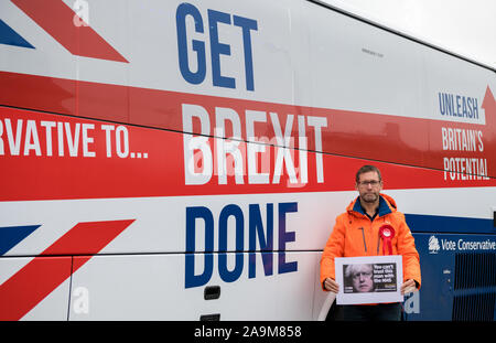 Mansfield, Nottinghamshire, England, UK. 16. November 2019. Andy Abrahams die gewählten Arbeit Executive Bürgermeister für Mansfield Protestieren über die Einschnitte in der N.H.S., indem Sie ein Plakat vor Boris Johnson's Battle Bus. Credit: Alan Beastall/Alamy leben Nachrichten Stockfoto