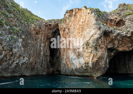 Klippen und Höhlen Blick vom Meer in Santa Maria di Leuca in Apulien (Puglia) im südlichen Italien Stockfoto