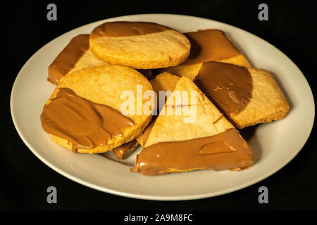 Leckere Kekse Kekse mit Schokolade Nieselregen. Stockfoto