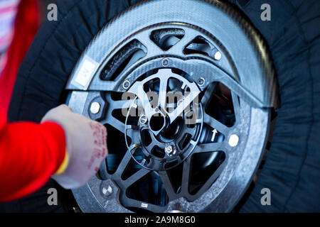 16. November 2019; Circuit Ricardo Tormo, Valencia, Spanien, Valencia MotoGP, qualifizierender Tag; eine Ducati Mechaniker die Carbon Bremsscheibe der Michele Pirro MotoGP-Bike Credit einstellen: Pablo Guillen/Alamy leben Nachrichten Stockfoto