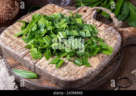 Frisches aufgeschnittenes Spitzwegerich Blätter auf einem Tisch Stockfoto