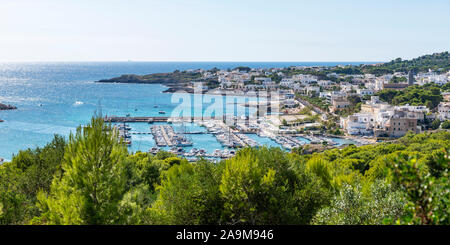 Erhöhten Blick auf die Marina Santa Maria di Leuca in Apulien (Puglia) im südlichen Italien Stockfoto