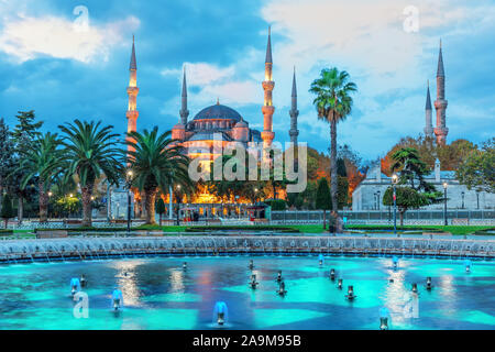 Der Sultan Ahmet Moschee und den Brunnen in den blauen Schatten von Sunrise, Istanbul Stockfoto