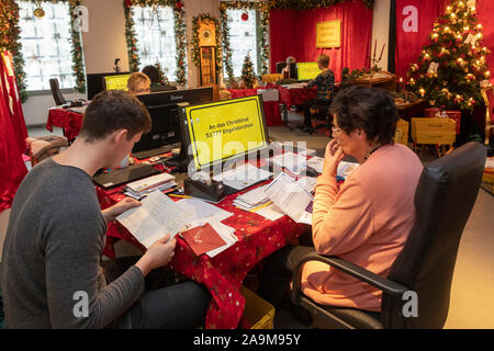 Das Christkind Post in Engelskirchen im Bergischen Land hat seine Arbeit aufgenommen. Die Leute lesen und beantworten die Buchstaben Stockfoto