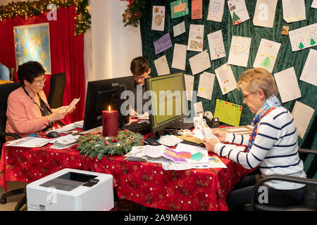 Das Christkind Post in Engelskirchen im Bergischen Land hat seine Arbeit aufgenommen. Die Leute lesen und beantworten die Buchstaben Stockfoto