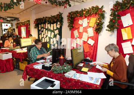 Das Christkind Post in Engelskirchen im Bergischen Land hat seine Arbeit aufgenommen. Die Leute lesen und beantworten die Buchstaben Stockfoto