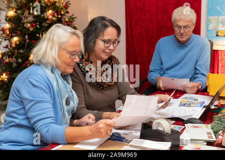 Das Christkind Post in Engelskirchen im Bergischen Land hat seine Arbeit aufgenommen. Die Leute lesen und beantworten die Buchstaben Stockfoto