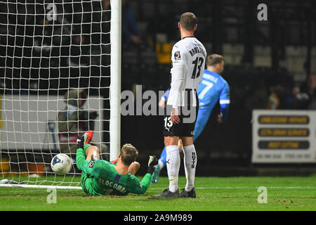 Nottingham, UK. 16. Nov 2019. Sam Slocombe von Notts County am Boden als Jack Hindle (7) von Barrow AFC feiert, nachdem er ein Ziel zu machen es 0-3 während der Vanarama nationalen Liga Match zwischen Notts County und Barrow am Meadow Lane, Nottingham am Samstag, den 16. November 2019. (Credit: Jon Hobley | MI Nachrichten) Editorial nur mit der Credit: MI Nachrichten & Sport/Alamy leben Nachrichten Stockfoto