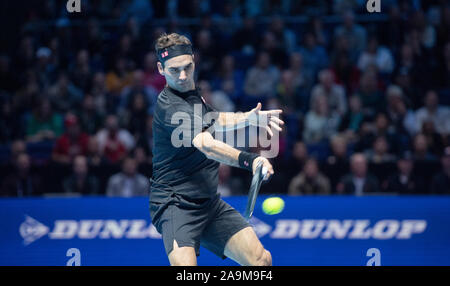 O2, London, UK. 16. November 2019. Stefanos Tsitsipas (GRE) (6) vs Roger Federer (SUI) (3), mit Federer nach Verlieren 6-3 6-4 an die jüngeren Spieler. Credit: Malcolm Park/Alamy Leben Nachrichten. Stockfoto