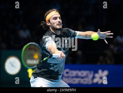 O2, London, UK. 16. November 2019. Stefanos Tsitsipas (GRE) (6) vs Roger Federer (SUI) (3), mit Federer nach Verlieren 6-3 6-4 an die jüngeren Spieler. Credit: Malcolm Park/Alamy Leben Nachrichten. Stockfoto