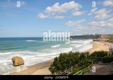 Blick auf La Grande Plage, der große Strand von Biarritz, Pyrénées-atlantiques, Frankreich, im Sommer. Stockfoto