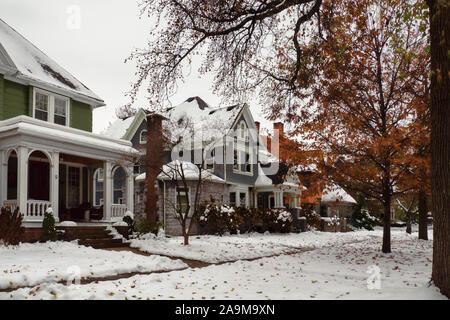 Bürgersteig mit Wohnungen nach einem Fuß Schnee Stockfoto