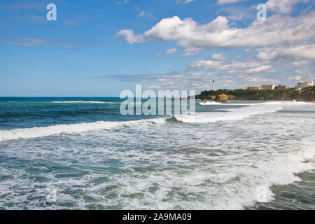 Blick auf La Grande Plage, der große Strand von Biarritz, Pyrénées-atlantiques, Frankreich, im Sommer. Stockfoto
