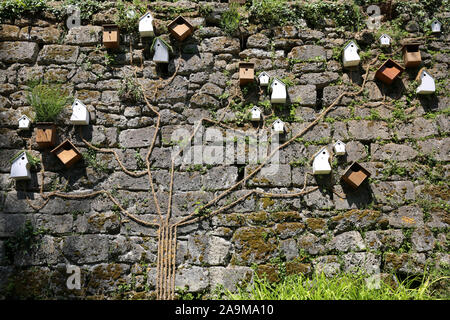 Vogelhäuser gegen eine Wand, Fontaines Petrifiant Gärten, La Sône, Frankreich Stockfoto