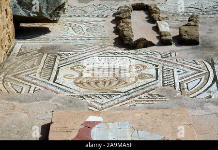 Mosaiken Dekoration in archäologischen Stätte von Agia Kyriaki oder komplexe Chrysopolitissa, Kato Paphos, Zypern. Stockfoto