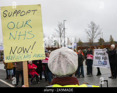 Mansfield, Nottinghamshire, England, UK. 16. November 2019. Die Demonstranten protestierten über die Einschnitte in der N.H.S. Der National Health Service ist zu einem der wichtigsten Themen bei dieser Allgemeinen Wahlkampf mit der wichtigsten politischen Parteien, denen Millionen von Pfund zu verbringen, um den Service zu verbessern. Credit: Alan Beastall/Alamy leben Nachrichten Stockfoto