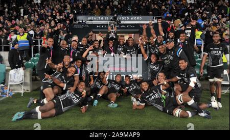 Twickenham, Vereinigtes Königreich. 16 Nov, 2019. Die Fidschi Spieler feiern mit der Trophäe. Barbaren v Fidschi. Killick Cup. Twickenham Stadium. London. UK. Kredit Garry Bowden / Sport in Bildern. Credit: Sport in Bildern/Alamy leben Nachrichten Stockfoto