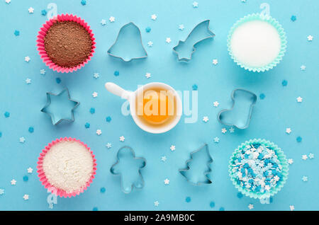Zutaten und Cookie Cutter auf blauem Hintergrund, flach Stockfoto