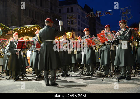 Wien. Österreich. 16. November 2019. Der Wiener Bürgermeister Michael Ludwig und der Gouverneur von Salzburg Wilfried Haslauer erstrahlen feierlich den Weihnachtsbaum von Salzburg aus am Wiener Rathausplatz. Das Einschalten der Baumbeleuchtung mit mehr als 2.000 LED-Lichtern wird von der traditionellen Musikband Embach und der Wachmusik Wien begleitet. Kredit: Franz Perc / Alamy Live News Stockfoto