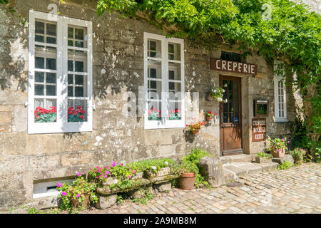 Locronan, Finistere/Frankreich - 23 August, 2019: Blick auf die historischen Breiz Izel Creperie in der malerischen Dorf Französisch von Locronan Stockfoto