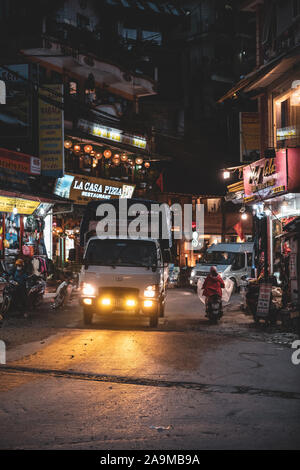 Sapa, Vietnam - 13. Oktober 2019: Verkehr fließt durch die kleinen, engen Straßen in die kleine Bergstadt von Sapa, wie es wächst durch Tourismus Stockfoto