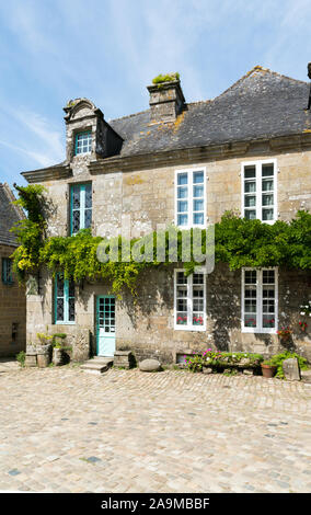 Locronan, Finistere/Frankreich - 23 August, 2019: Blick auf die historischen Breiz Izel Creperie in der malerischen Dorf Französisch von Locronan Stockfoto