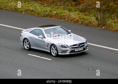 2014 Silber Mercedes-Benz SL 350 Auto; UK Vehicular Traffic, Transport, moderne Fahrzeuge, Limousinen, fahren Sie auf der 3-spurigen Autobahn M61 in richtung süden. Stockfoto