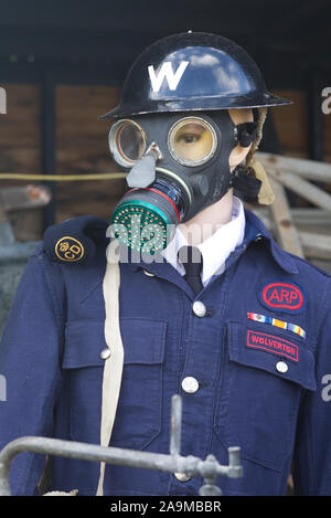 Mannequin gekleidet in Air Raid Vorsichtsmaßnahmen einheitliche und Wächter Helm und Gasmaske Stockfoto