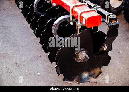 Die Teile des neuen modernen landwirtschaftlichen Scheibenegge für die Bodenbearbeitung. Stockfoto