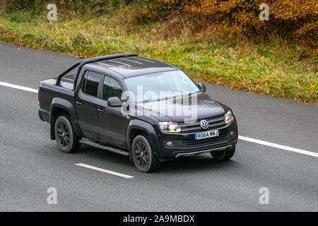 2014 Volkswagen Amarok Dark Label TDI 4 MO; Großbritannien Verkehr, Transport, moderne Fahrzeuge, Limousinen, Süd - Auf der 3 Spur M61 Autobahn Autobahn gebunden. Stockfoto