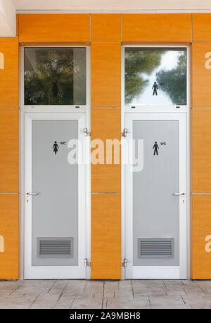 Wc facilitiy in einem modernen Gebäude von einem öffentlichen Park Stockfoto