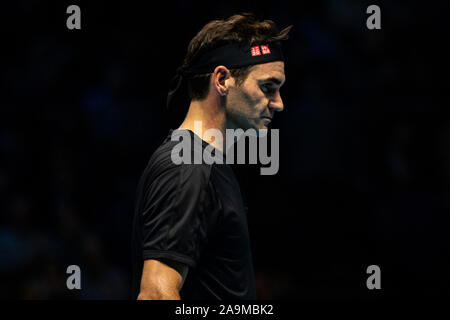 London, Großbritannien. 16 Nov, 2019. Roger Federer von der Schweiz spielt gegen Stefanos Tsitsipas von Griechenland in den Halbfinalen am Tag sieben der Nitto ATP World Tour Finale in der O2 Arena am 16. November 2019 in London, England. Credit: Unabhängige Fotoagentur/Alamy leben Nachrichten Stockfoto