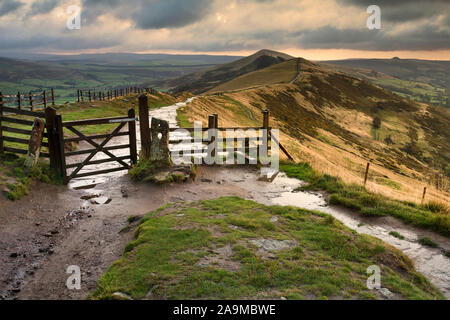 Die Peakland Ridge in der Morgendämmerung, Castleton, Derbyshire, England (10) Stockfoto