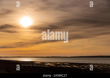 Sonnenuntergang über die Menai Straits von Caernarfon an der Küste von Nordwales Stockfoto