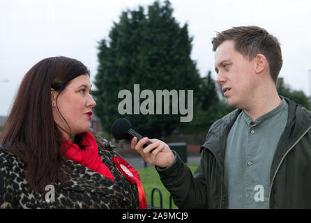 Ashfield, Nottinghamshire, England, UK. 16. November 2019. Owen Jones Kolumnistin der Tageszeitung Guardian und einer Labor Party Aktivist Interviews Natalie Flotte der Labour Party für P.P.C. Ashfield, Nottinghamshire. Dieser Platz war frei, die Partei der Arbeit M.P. Gloria de Piero, die entschieden nicht zu stehen, wieder in diesem allgemeinen Wahlen gewählt werden. Credit: Alan Keith Beastall/Alamy leben Nachrichten Stockfoto