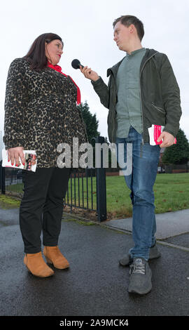 Ashfield, Nottinghamshire, England, UK. 16. November 2019. Owen Jones Kolumnistin der Tageszeitung Guardian und einer Labor Party Aktivist Interviews Natalie Flotte der Labour Party für P.P.C. Ashfield, Nottinghamshire. Dieser Platz war frei, die Partei der Arbeit M.P. Gloria de Piero, die entschieden nicht zu stehen, wieder in diesem allgemeinen Wahlen gewählt werden. Credit: Alan Keith Beastall/Alamy leben Nachrichten Stockfoto