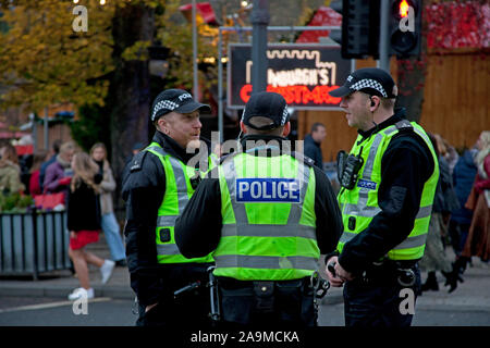 Die Princes Street Gardens, Edinburgh, Schottland, Vereinigtes Königreich. 16. November 2019. Christmas Jahrmarkt und Markt öffnet. Polizei im Einsatz Stockfoto