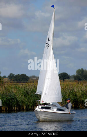 Sailng Yacht auf dem Fluss Thurne, Norfolk, England Stockfoto