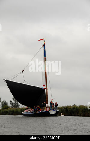 Die wherry'Albion' Segeln auf einem Fluss, Norfolk, England, bei schlechtem Wetter Stockfoto