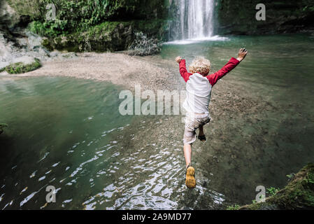 Blick von oben Der vorschüler in Wasser in Neuseeland springen Stockfoto